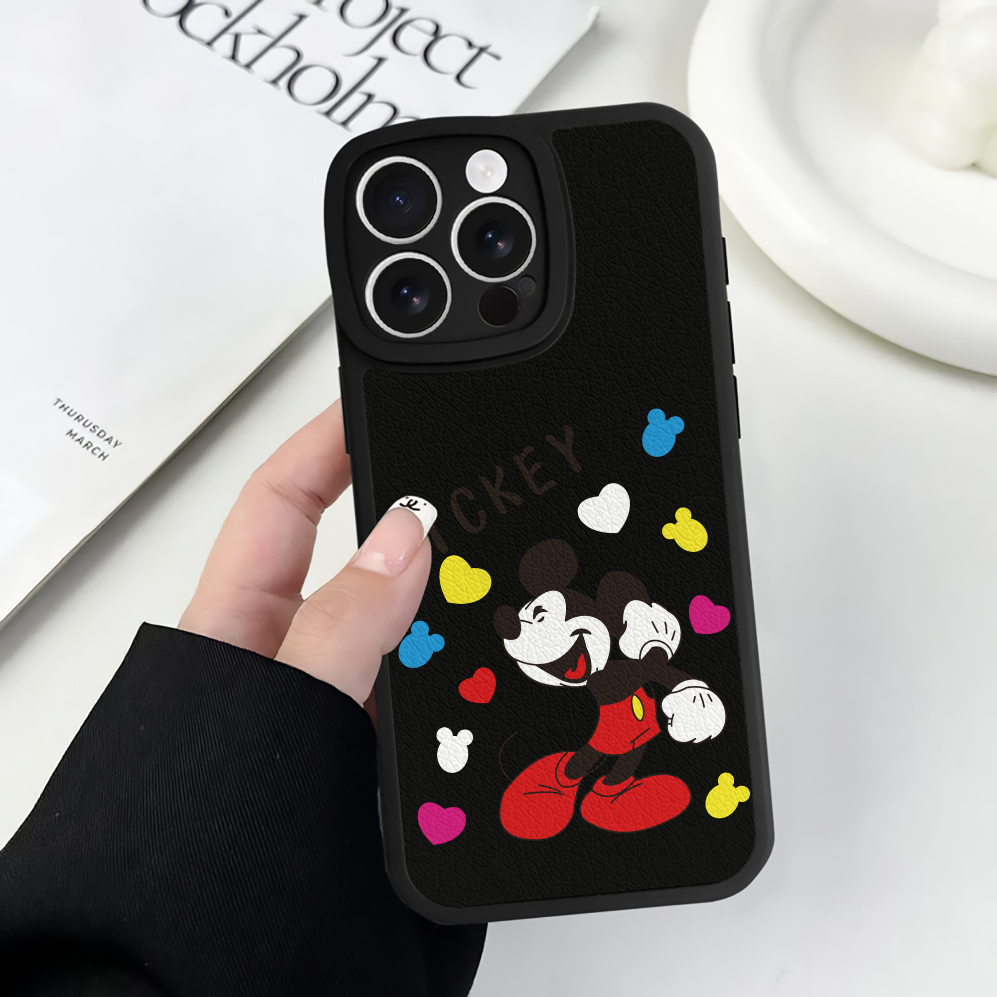 （画像用） ミッキーマウス Mickey Mouse 【iPhone 16シリーズ対応】シリコンスマホケース（レザー調） 材質：シリコン